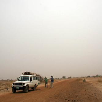 Flat tire, en route to Tondi Fou